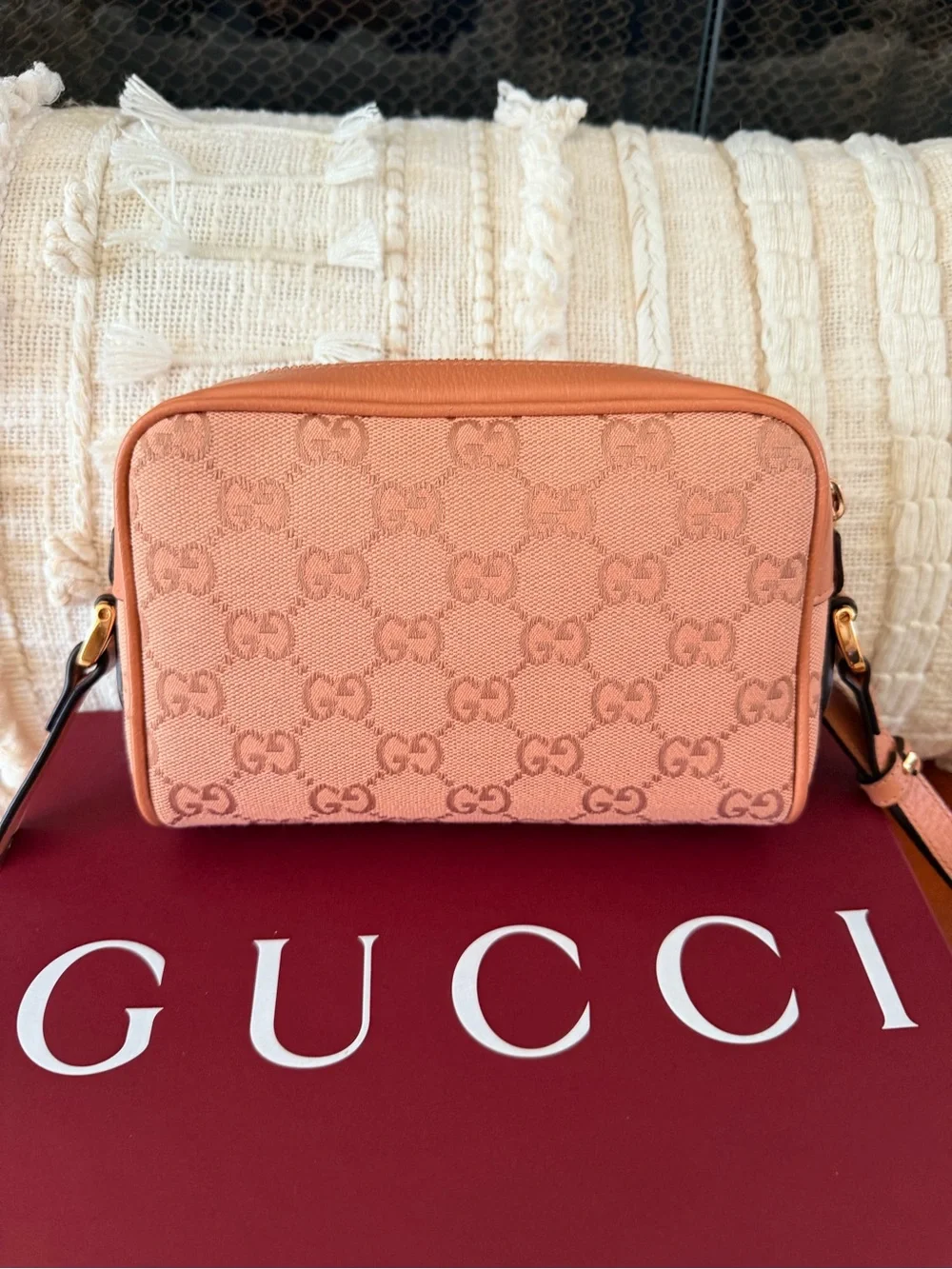 Gucci Pink GG Supreme Crossbody Bag - Picture 2 of 9
